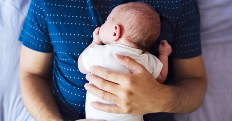 Un kit hormonal va permite bărbaților să alăpteze