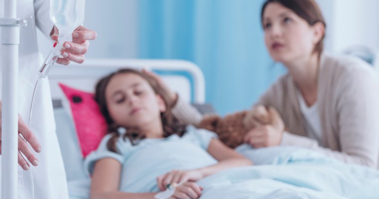 Un tată a dormit 9 luni în mașină pentru a fi aproape de fiica lui bolnavă de cancer