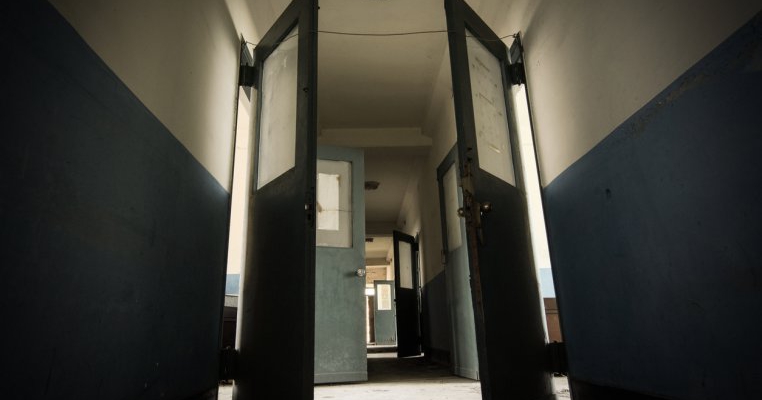 Se întâmplă în România: o mamă și fiul ei dorm într-un pat ruginit de spital. Fotografia care a revoltat Internetul