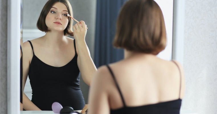 Să folosești parfum și produse de make-up în sarcină poate să afecteze bebelușul, conform unui studiu
