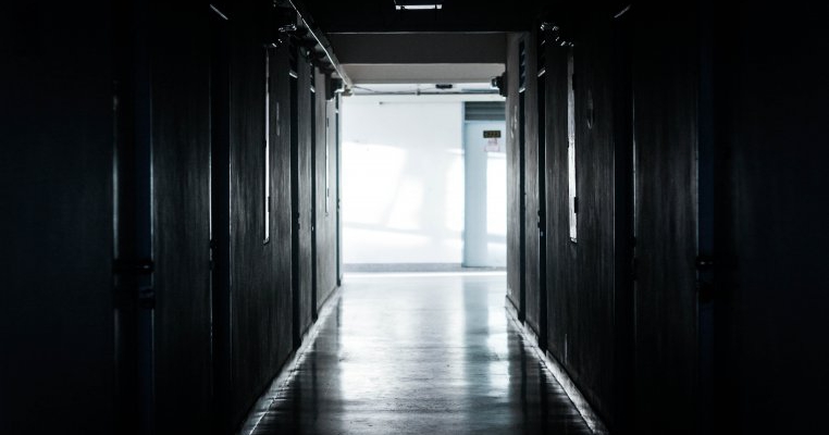 Pereți cu igrasie, paturi pătate și grupuri sanitare fără lumină. Tablou dintr-un spital din România