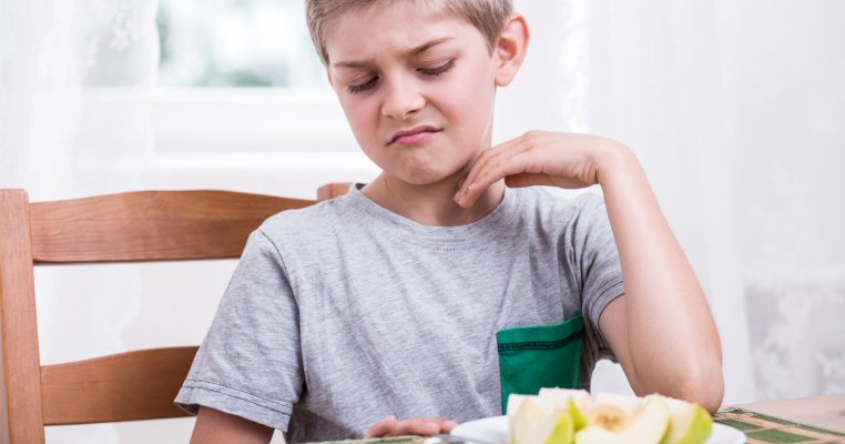 Ce poți face dacă ai un copil care nu mănâncă suficiente fructe și legume