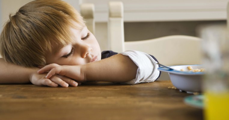 Copilul este mereu obosit? Iată care sunt vitaminele care îi lipsesc