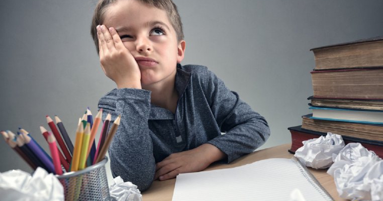 Un nou studiu dezvăluie cum afectează dezvoltarea copilului dacă este dat la școală prea devreme