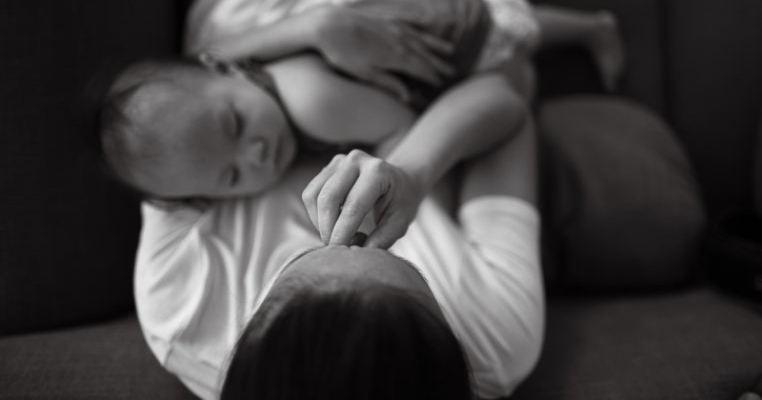 Ce trebuie să știi despre depresia post-natală direct de la mamele care s-au confruntat cu ea