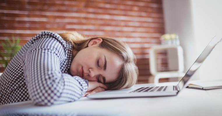 Femeile ar trebui să doarmă 20 de minute la prânz, chiar și la serviciu, spune un studiu