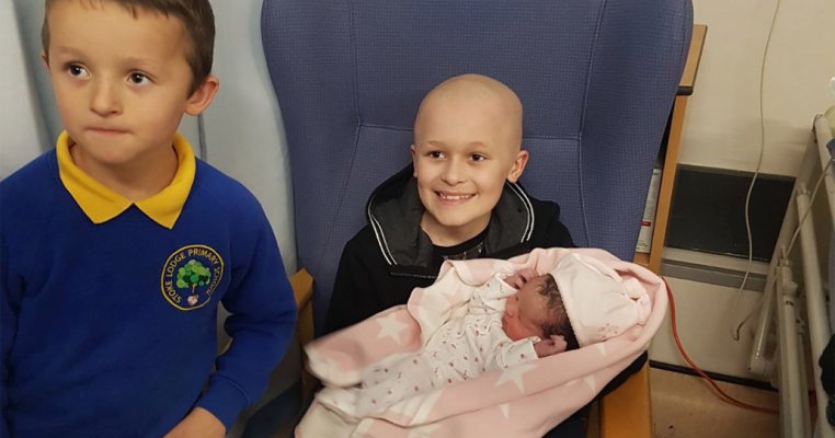 La numai 9 ani s-a luptat cu cancerul cât să apuce să își cunoască sora nou-născută