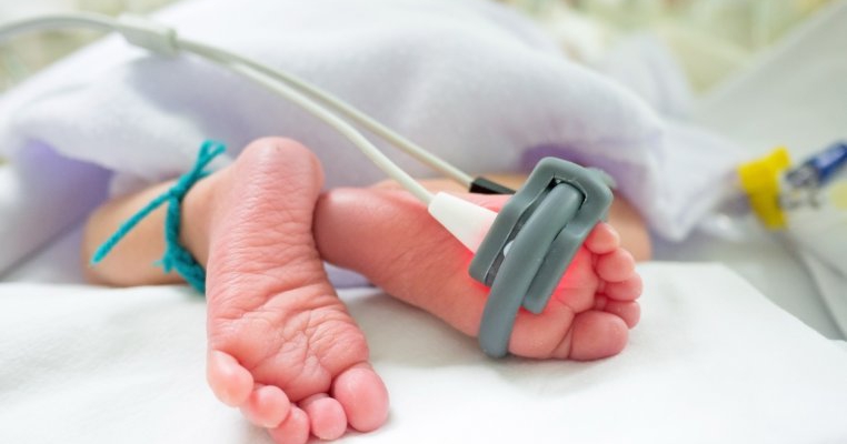 Un bebeluș se zbate între viață și moarte în urma unui diagnostic greșit. Ministrul Sănătății își cere public scuze.