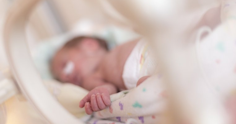 Un nou-născut moare la 24 de ore de la naștere, după ce mama sa a fost diagnosticată cu gripă 