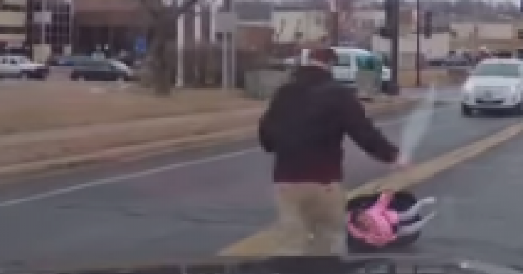 VIDEO: un copil cade cu tot cu scoica în care se afla dintr-o mașină în mers