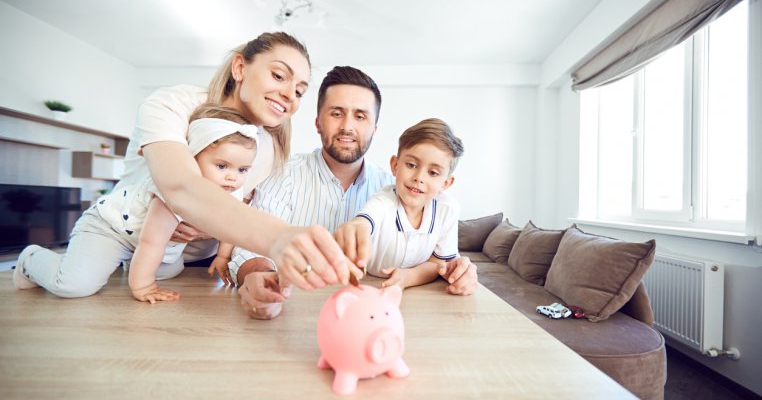 O familie din România poate trăi decent cu suma de 2.600 de lei pe lună, conform autorităților