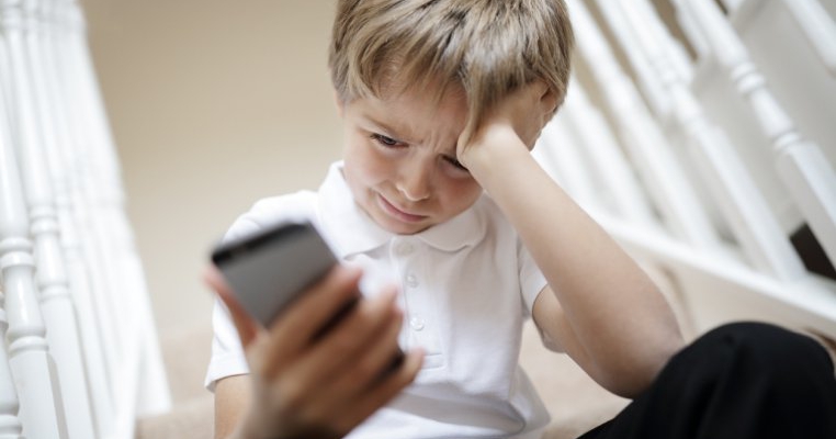 Atenționare pentru părinți: un copil a cheltuit 6000 de lei jucându-se pe telefon