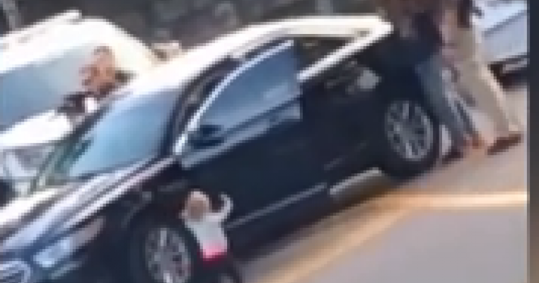 VIDEO: Un copil de 2 ani se predă poliției cu mâinile sus în timp ce părinții lui sunt arestați