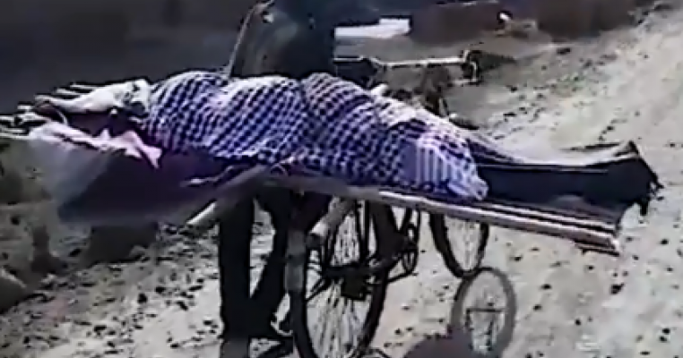 Și-a cărat mama moartă pe bicicletă pentru că vecinii au refuzat să îl ajute
