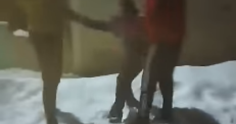VIDEO - Copil bătut cu pumni și picioare și abandonat în plină stradă