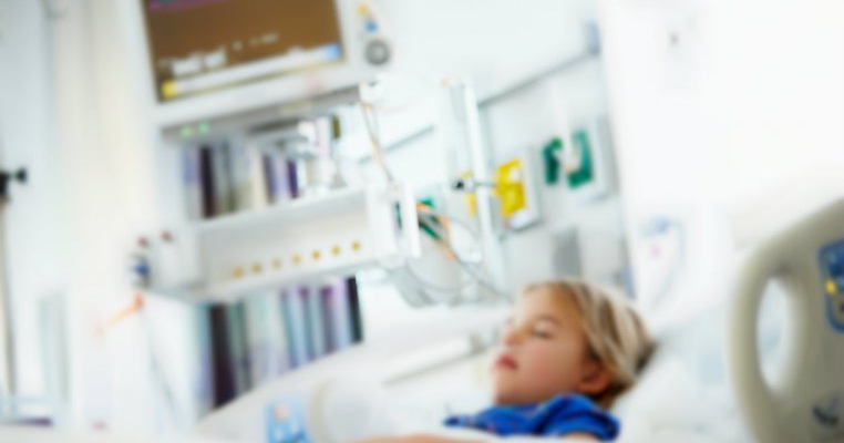 O fetiță de 3 ani este în moarte clinică după ce a luat virusul gripal din spital