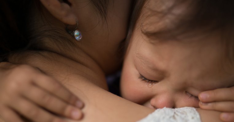 O fetiță de 3 ani a fost găsită alături de mama ei decedată 