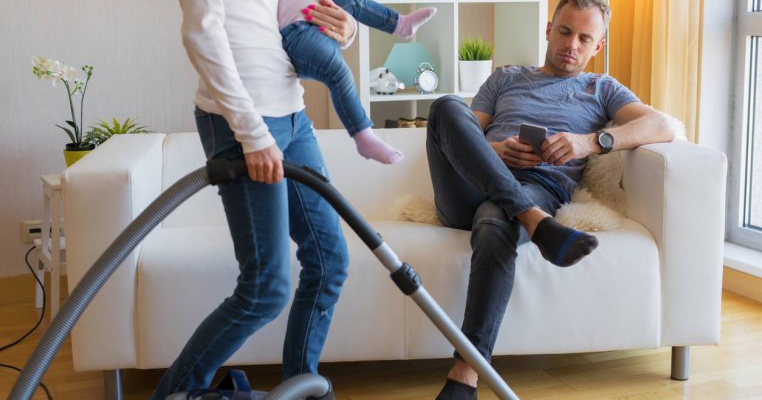 8 probleme cu care cuplurile se confruntă după ce au un copil