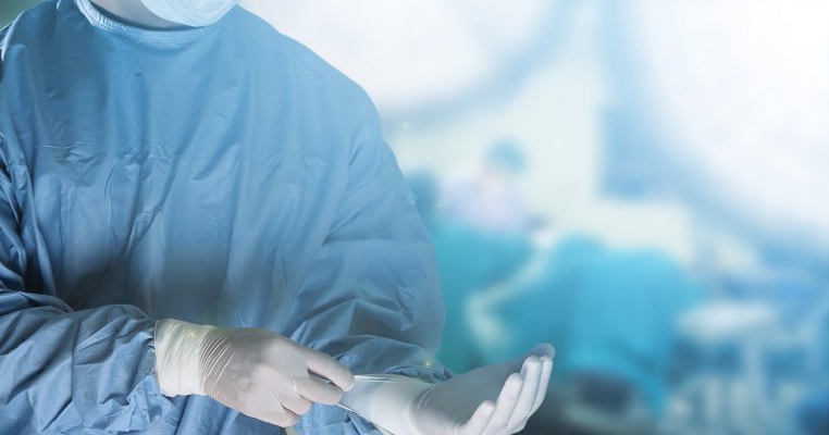 Un fals medic de chirurgie plastică lucrează la patru clinici din București și operează zeci de oameni, fără studii de medicină 