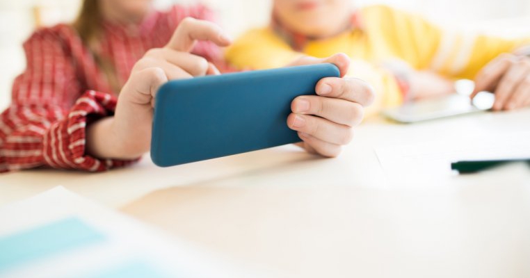 Ministrul Educației nu interzice telefoanele mobile în școli 