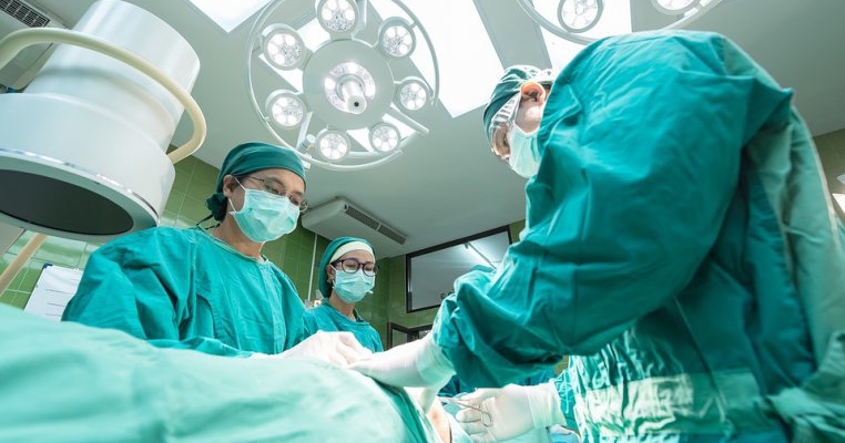 Incredibil! O tânără fără liceu operează de 10 ani la secția de ginecologie a unui spital de stat!
