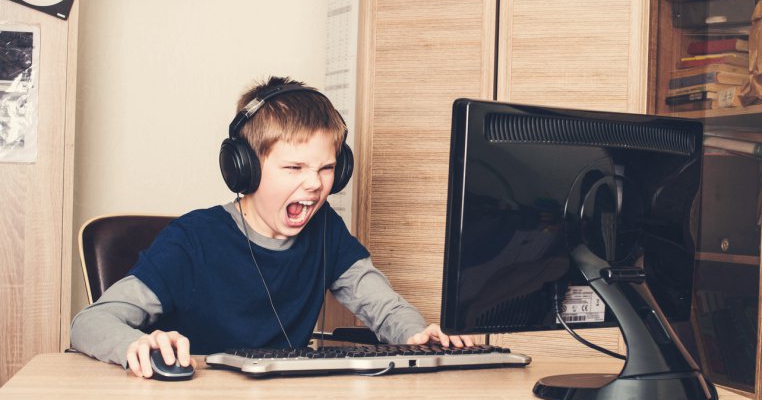Un copil lipsește 2 ani de la școală din cauza dependenței cronice de jocuri virtuale, iar părinții nu știu ce să mai facă