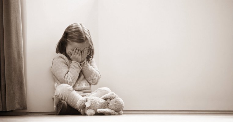Se întâmplă în București! O fetiță cu autism a fost ascunsă într-o altă clasă în timpul inspecției