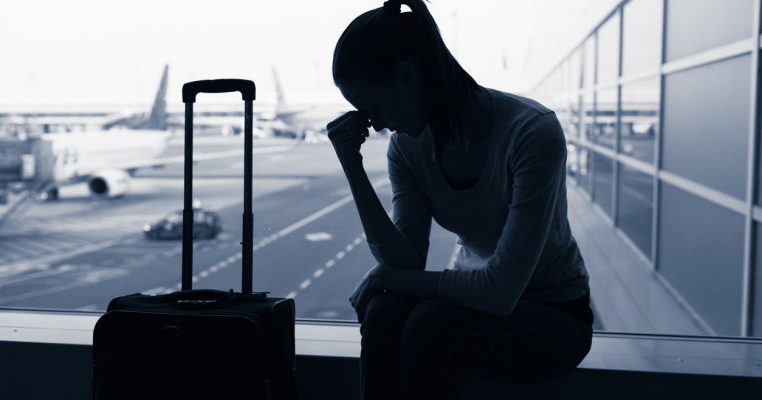 O femeie scuipă o fetiță de 3 ani pentru că nu vrea să stea lângă un copil în avion