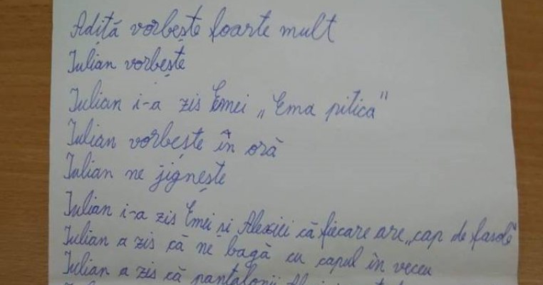 O învățătoare a pus o elevă să raporteze fiecare mișcare a unui coleg cu cerințe educative speciale