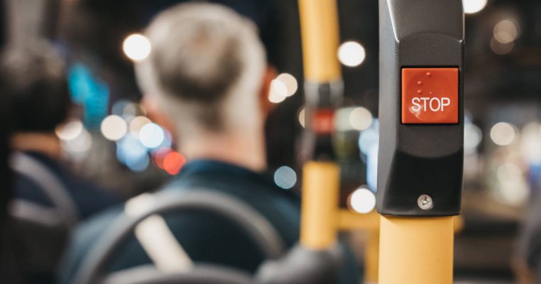 O fetiță din Zalău a murit după ce a căzut dintr-un microbuz în mers