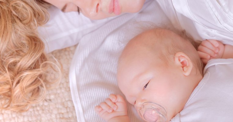 Un studiu dezvăluie până la ce vârstă trebuie să doarmă bebelușii cu mamele lor