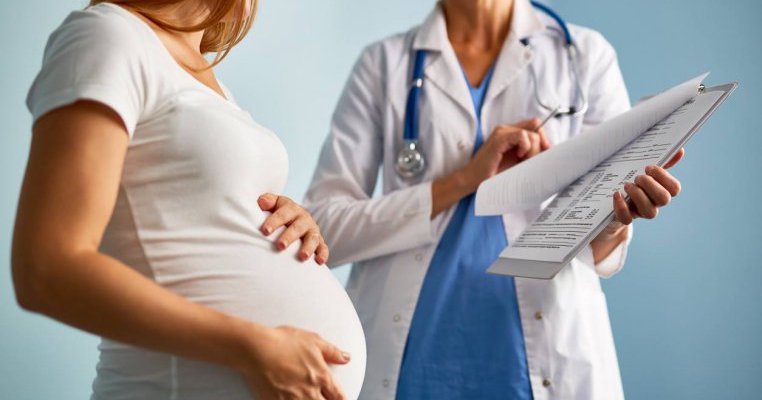 Medicii inventează boli la naștere pentru șpagă! România are cea mai mare rată de nașteri prin cezariană