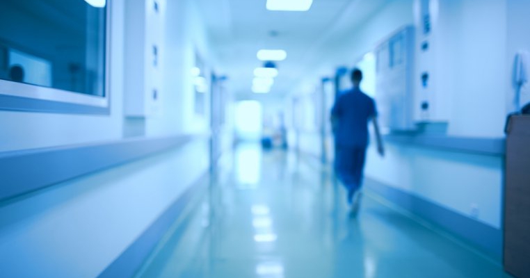 Încă un medic fals descoperit de autorități: făcea RMN-uri într-o cameră de cămin