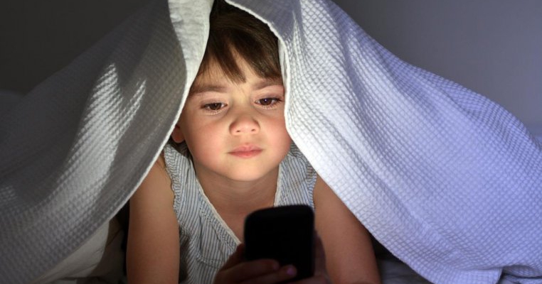 Părinți, nu lăsați copiii să doarmă cu telefoanele în cameră, spun specialiștii