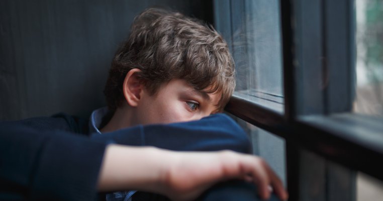 Situație fără precedent: 90 de mii de copii din România au părinții plecați să muncească peste hotare
