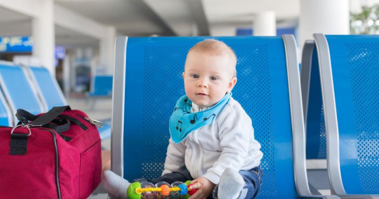 Un avion a fost nevoit să se întoarcă pentru că o mamă și-a uitat copilul în zona de îmbarcare