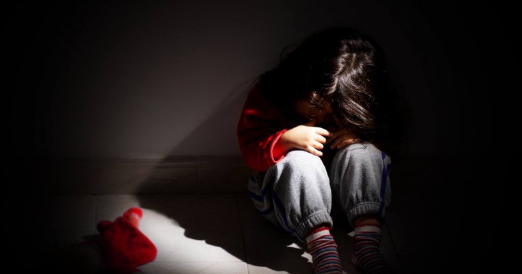 Un copil de un an și jumătate a fost abandonat în scara unui bloc!