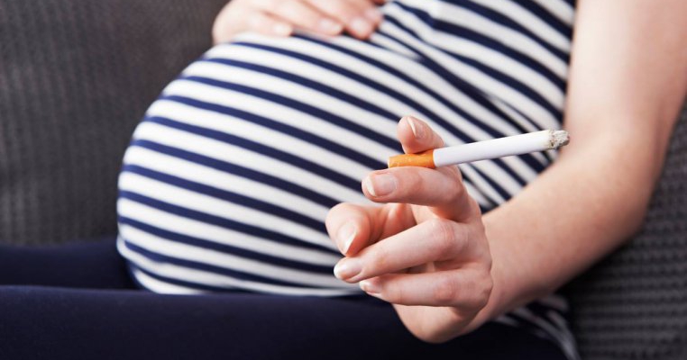 O singură țigară fumată în sarcină dublează riscul sindromului morții subite pentru bebeluș, confirmă un studiu