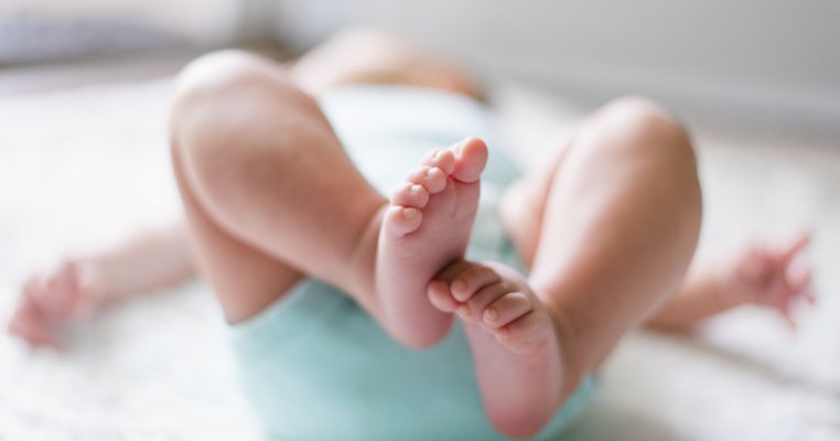 Un bebeluș s-a născut cu propriul geamăn crescându-i în abdomen