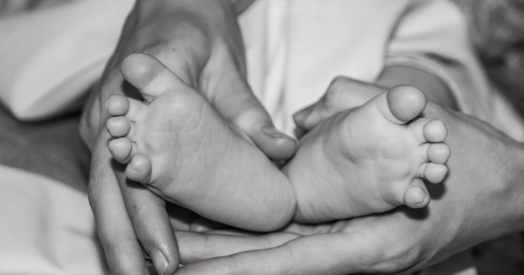 O mamă își ucide copilul pentru că soțul ei îl iubea mai mult decât pe ea