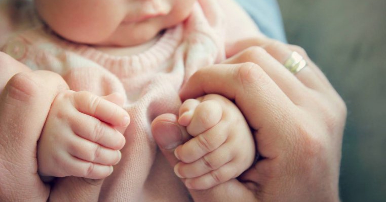 O mamă naște un bebeluș de aproape 7 kg: a fost traumatizant!