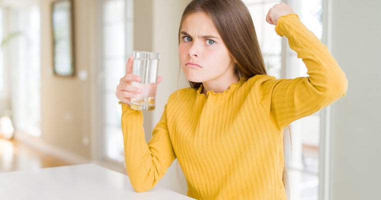 Studiu îngrijorător: copiii români pe locul 2 la obezitate în Europa și beau suc în loc de apă