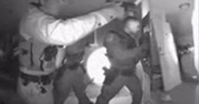 VIDEO: Momentul când un echipaj de poliție ia cu forța un copil nevaccinat, pentru că părinții au refuzat să îl trateze