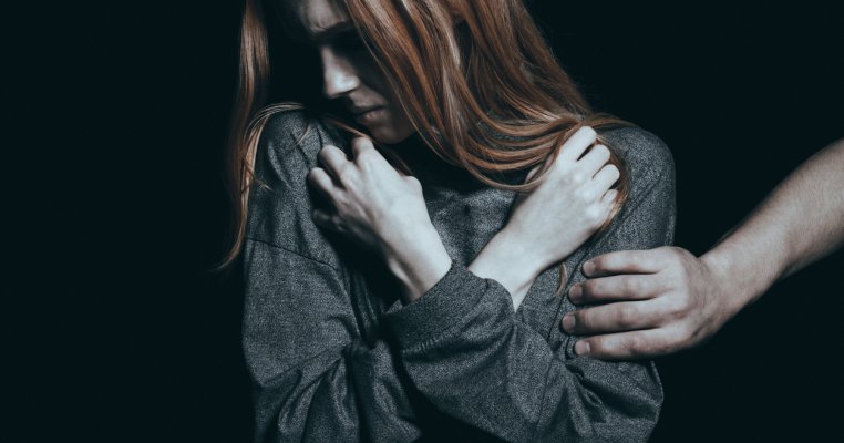 Mama leoaică: femeia care s-a luptat până la sânge cu violatorii fiicei ei