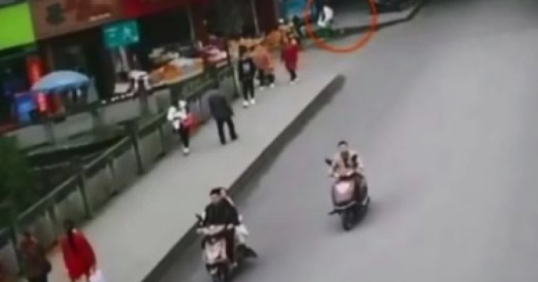 VIDEO: O mamă își aruncă bebelușul într-un coș de gunoi și pleacă mai departe relaxată