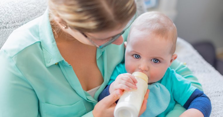3 probleme digestive ale bebelușului și cum le rezolvi prin alimentație