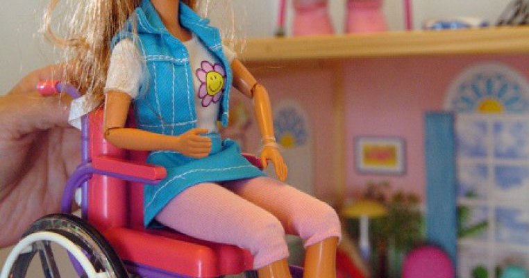 Acum există păpuși Barbie cu dizabilități și în scaun cu rotile