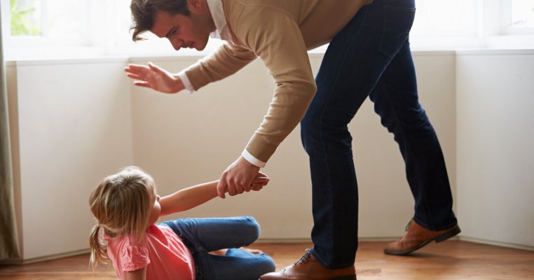 Bătaia copilului: 3 efecte dramatice care îi vor afecta viața de adult iremediabil
