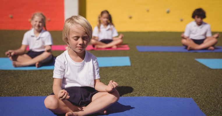 În multe școli copiii sunt pedepsiți cu ore de meditație și relaxare