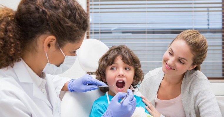 7 semne că trebuie să te duci cu copilul la dentist